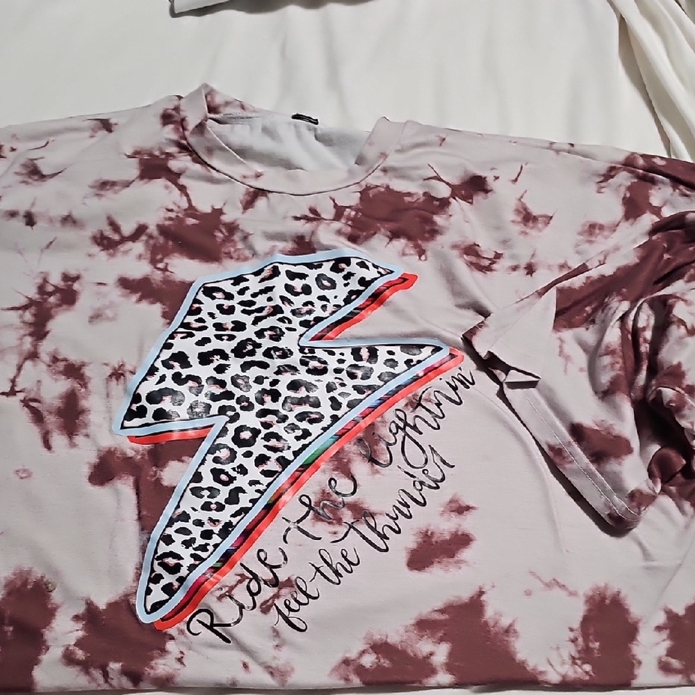 Trendy Graphic Tee with Leopard Print - Pink and White